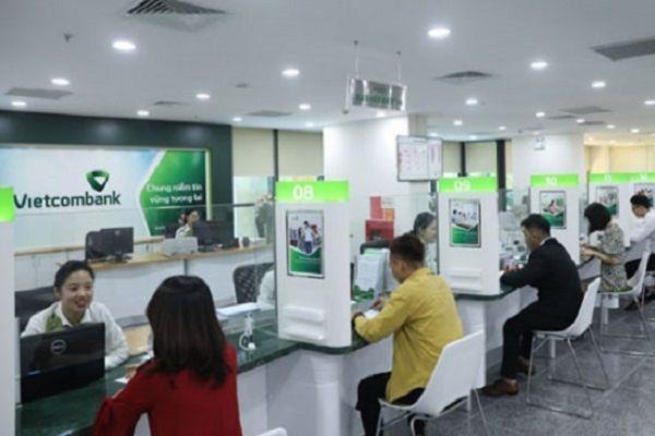 Tra cứu khoản vay Vietcombank tại quầy giao dịch